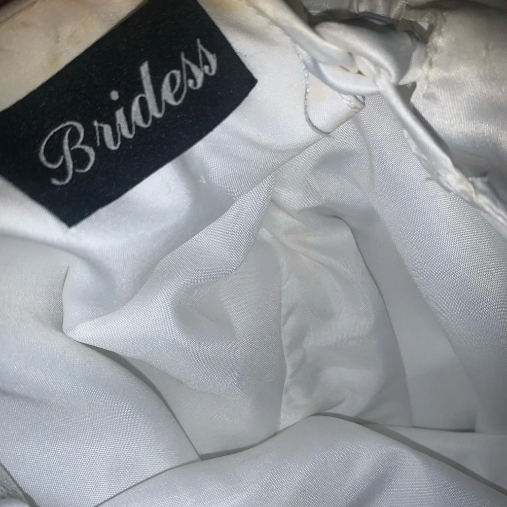 White flower girl dress with flower petals - Picture 5 of 5